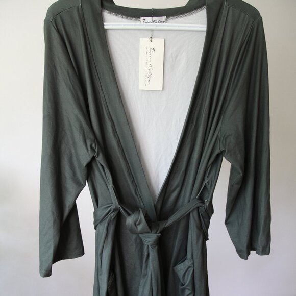 Queen Maddyn dressing gown. - Picture 7 of 13